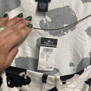 Rue21 Black and White Patterned Top😊